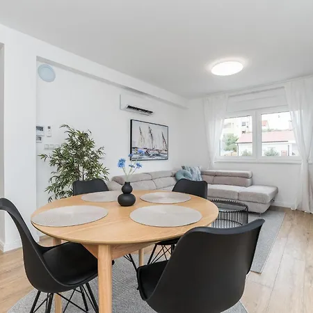 Apartment 3 Bedroom Gorgeous In Mandre